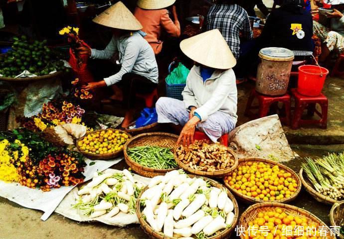 在越南旅游时，为何有的水果店老板会递手套给游客？总算明白了！