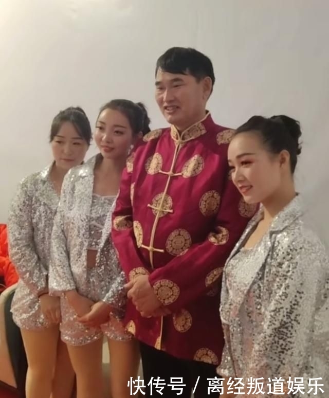  粉丝@大衣哥粉丝带孩子上门求助，大衣嫂做法遭邻居吐槽
