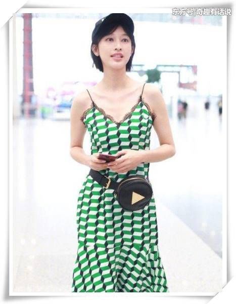 张俪身穿绿色吊带裙，网友吐槽:像腋毛爆炸一般!实在是太逗了!