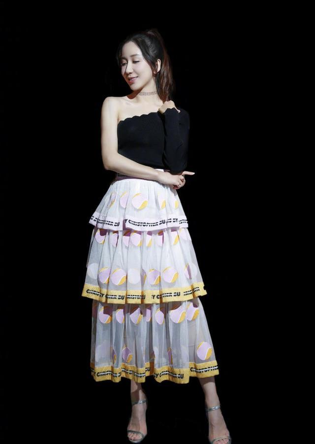 娄艺潇的一组写真曝光，剪了空气刘海装嫩，穿淘宝烂大街的裙子