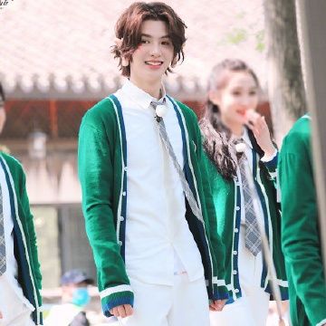  「黄明昊」跑男对黄明昊有多偏心？嘉宾名牌统一都用小名，唯独他是英文名字