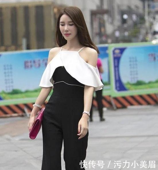 路人街拍，小姐姐身穿粉色抹胸上衣，突出小蛮腰，尽显女性魅力