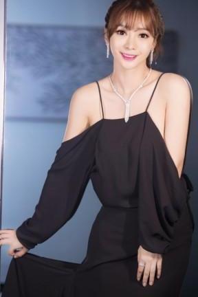 柳岩穿件吊带就现身,这身材逼死多少人,网友:除了她没人能驾驭