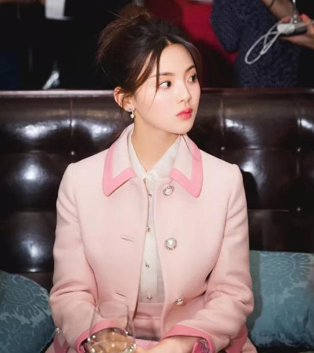  「格纹外套」粉嫩小仙女的日常穿搭:谁说长大就不能可爱了!心动值满分