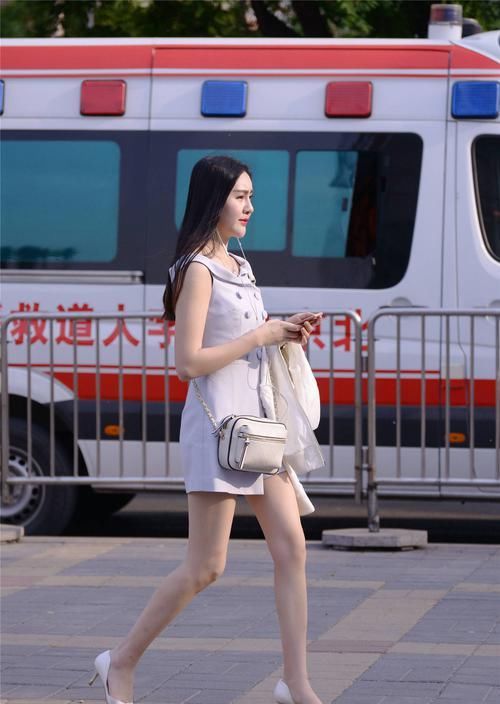  【时尚姑娘】潮流速递，穿搭就是要精致一些，小姐姐穿着连衣裙，要搭配高跟鞋