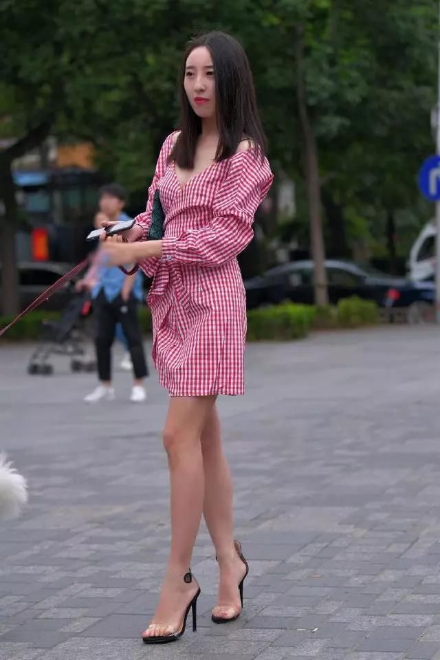 想要做美丽的女神，一条粉红色格子连衣裙就能搞定