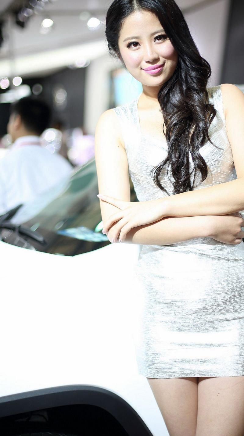 车展亮丽紧身裙美女模特,网友:不仅身材苗条,笑容比糖还甜蜜
