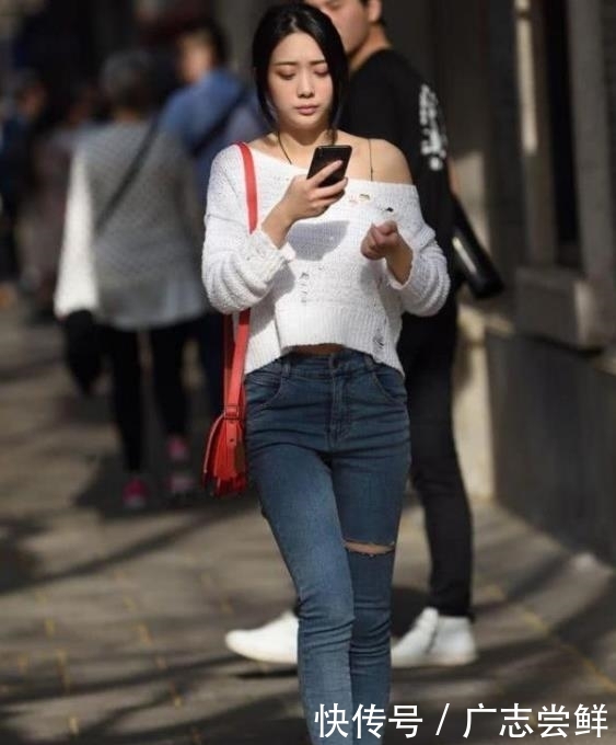 【位美女选择】美女街拍:时尚迷人的紧身牛仔裤小姐姐,更显年轻靓丽的身姿!