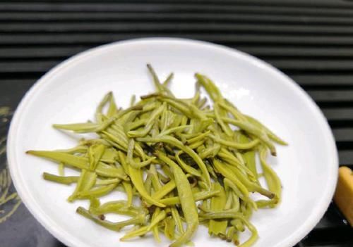  【喜欢养兰】养几盆兰花，收少许花瓣，泡几杯兰花茶，生活就该这么简单