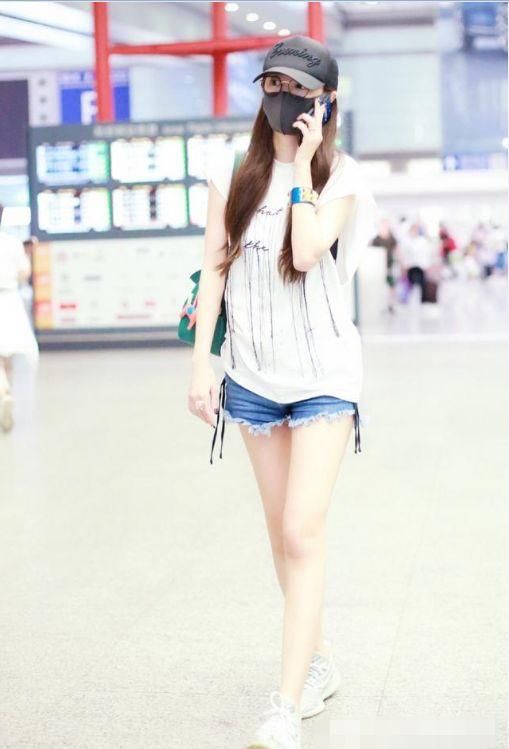 安以轩又穿短裤秀美腿，搭配白色露肩短袖格外好看，37美回了18！