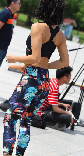 30岁气质小姐姐紧身裤勾勒饱满弧线，街头大肆跳起热舞，真是辣眼