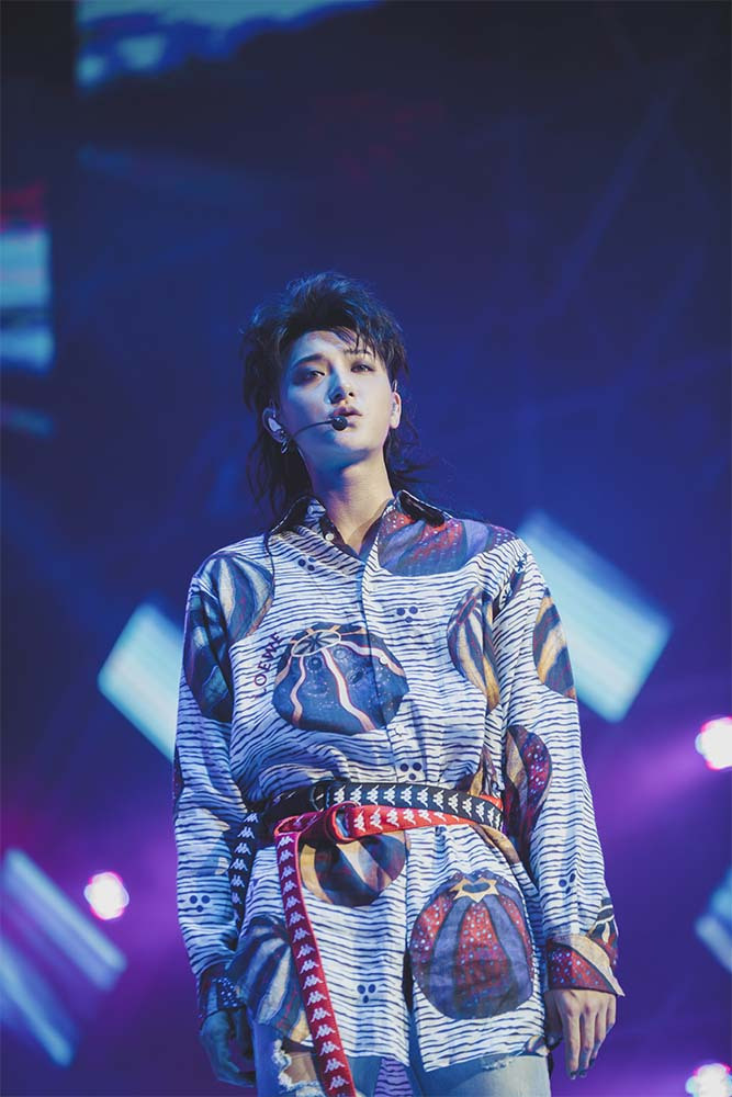 黄子韬武汉演唱会时尚感MAX 全球首穿展多重魅力
