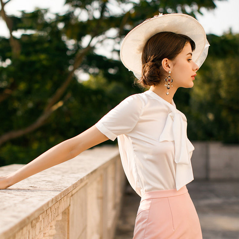 小姨从德国出差回来,穿上这样的连衣裙,实在太迷人,美到不敢认