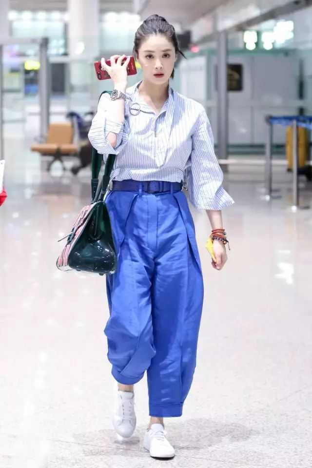 蒋欣穿“土味”宽松裙现身机场，不会穿衣搭配真可怕