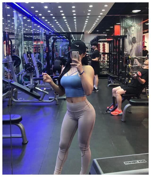 美拍:紧身裤展现出不一样的女神气质,可以满足各种身材!