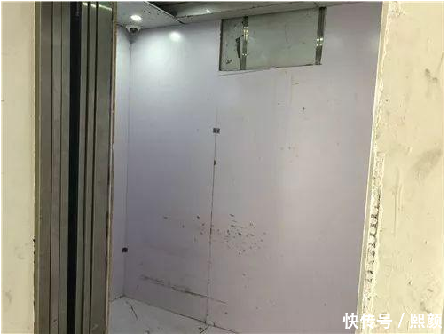 邻居贴告示:逝者禁乘电梯!家人无奈抬棺材走1