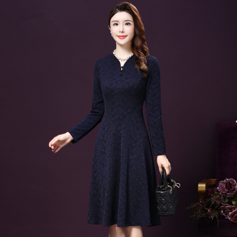 我的天!53岁妈妈穿着妈妈装出门，竟然被人叫小姐姐，忒显嫩了