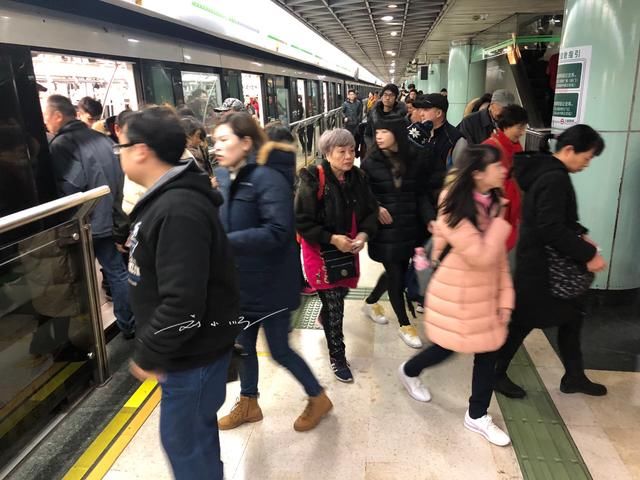 谁说春节上海是“空城”了？地铁人满为患，网友：媒体都在骗人吧