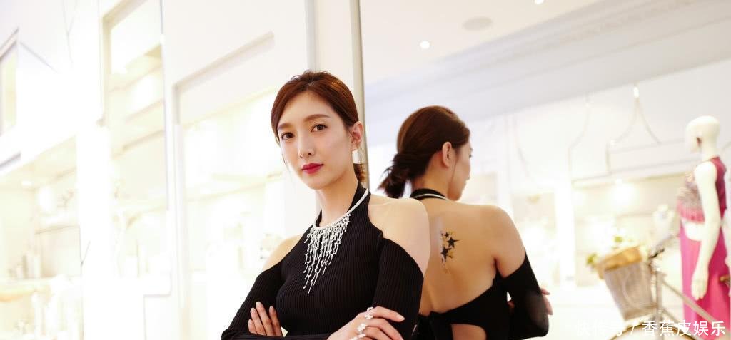 江疏影真猛! 硬生生把露背裙穿成了“肚兜”网友: 我可不敢这样穿