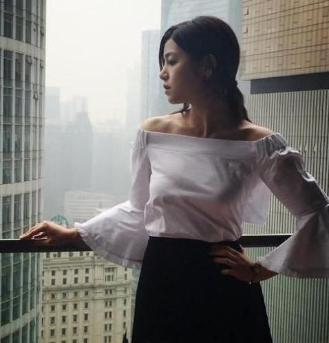 换上这条裙子后，陈妍希不止美了八个度