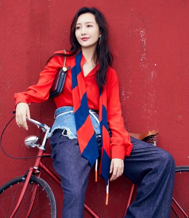 王鸥厉害了，在短裙下塞阔腿裤，不但不显胖还穿出逆天长腿！