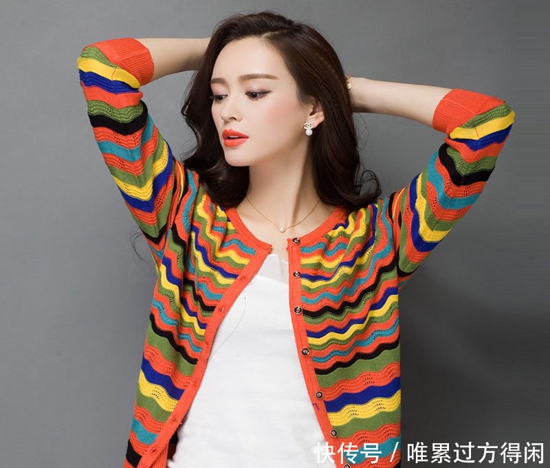 小脚裤赶紧扔了吧！现在早秋流行：针织衣+烟管裤，更显高级美