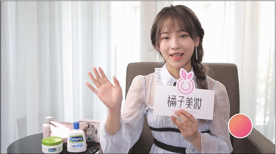 打开蒋申的化妆包，居然有一支火鸡面色的口红！