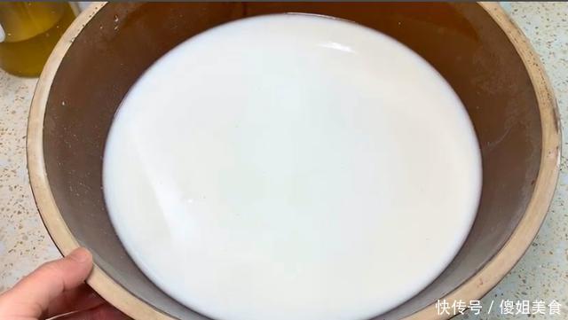  『盆中』面粉别做凉皮了，教你新做法，香辣过瘾，比凉皮还好吃