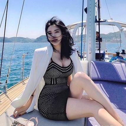 健身女神身材太好，每次夜晚锻炼都带狗！