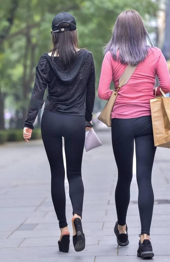 这两位很是时尚小姐姐，走起路来摇摆姿态就像一道道美丽的风景线