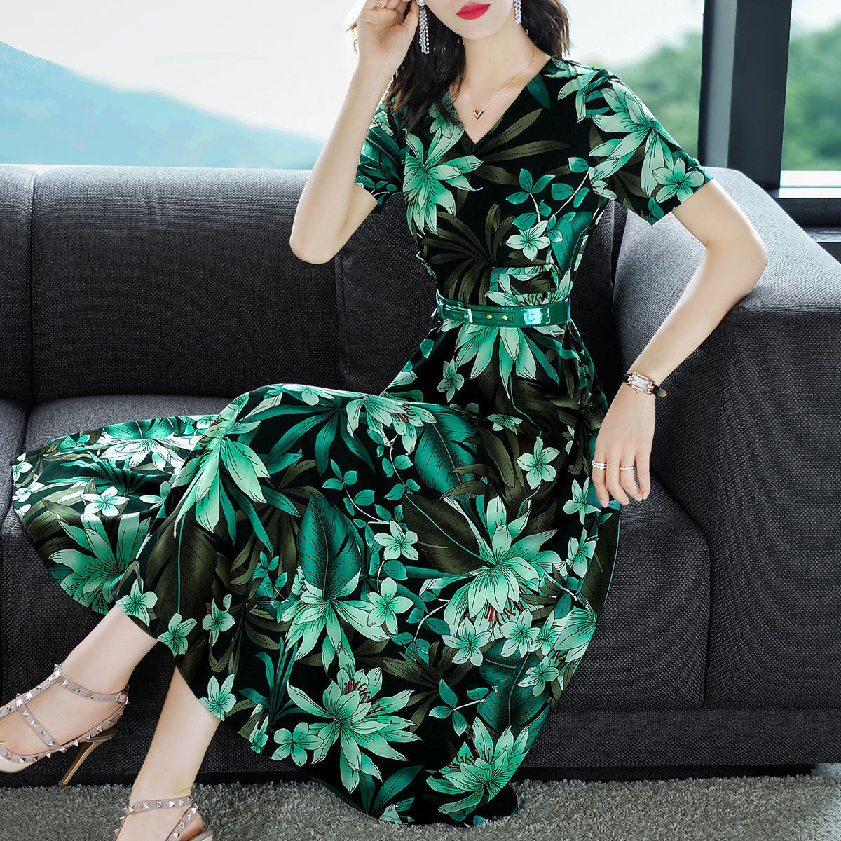 女人一过50岁,建议多穿“贵妇裙”,配双高跟鞋,超美超迷人