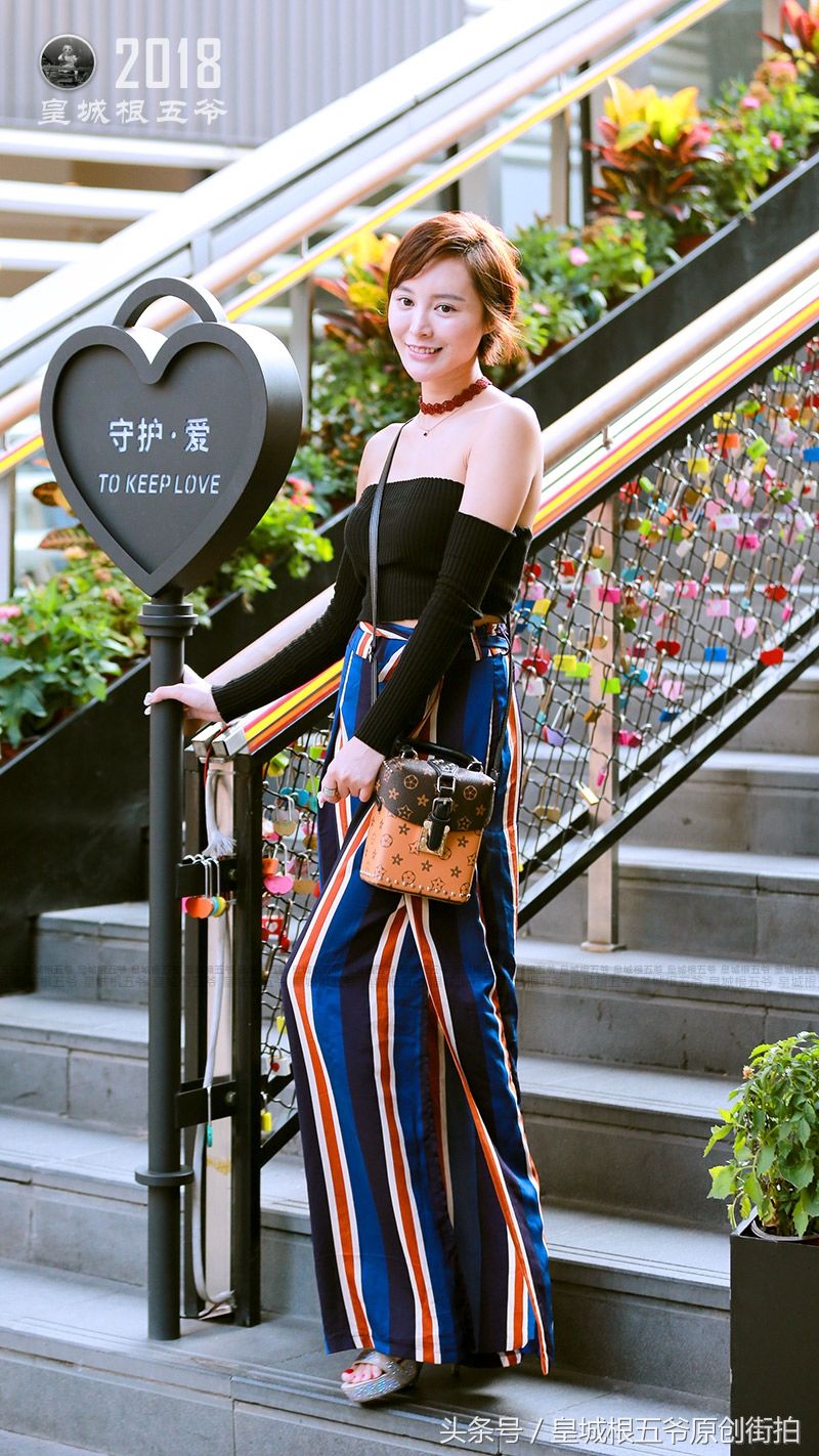 街拍:阔腿裤怎么穿都时髦，它还是今夏最经典的潮流服饰