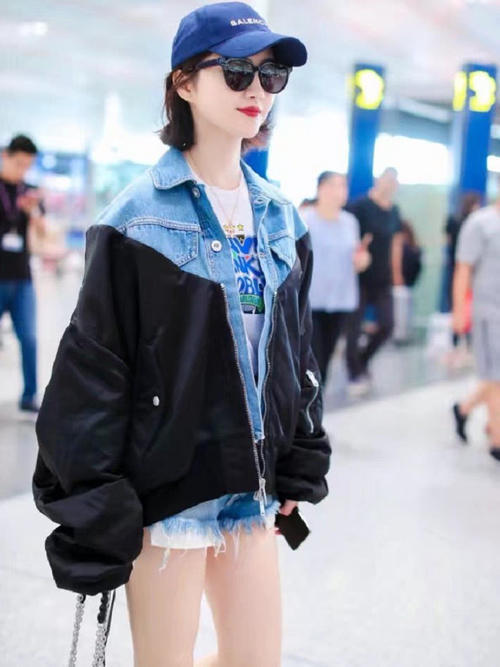 自从打破“分手”传闻，景甜机场大秀美腿，网友：约会回来了吗