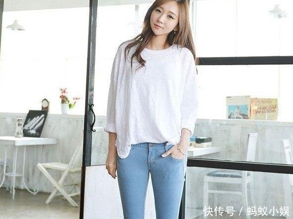 【美女】娇小可人的牛仔裤美女,在细节中彰显美,更加优雅显气质!