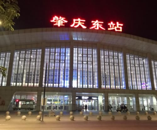  「高铁」国内“最近”的2个高铁站，距离不足500米，网友：有点