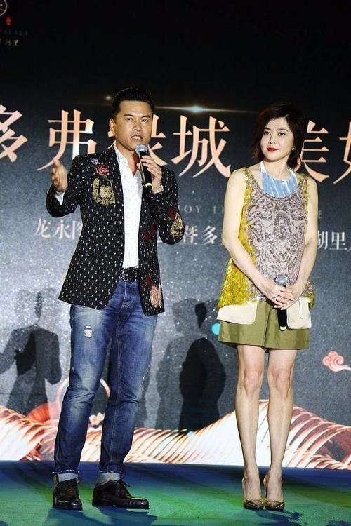 再怎么扮嫩都老了，年纪是不会骗人的！网友：裙子有点短！