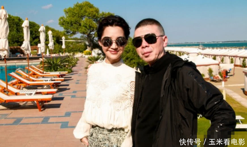 冯小刚和许晴真的只是朋友吗？网友怒甩一张照片说出真相！