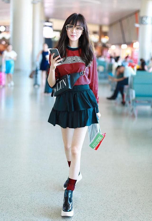 张天爱穿10年前短裙扮嫩，网友：腿多细？穿了袜子鞋口还装不满！