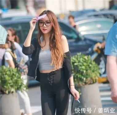 街拍吊带小姐姐,包臀小短裙尽显修长双腿,清凉性感