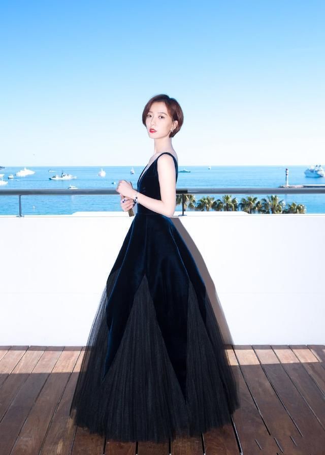 34岁王珞丹只是烫了个发型，一下子就回归颜值巅峰，说整容了都信