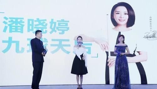  「连衣裙」“台球女神”潘晓婷愈发性感了，一字肩上衣开个口，颜值不输明星