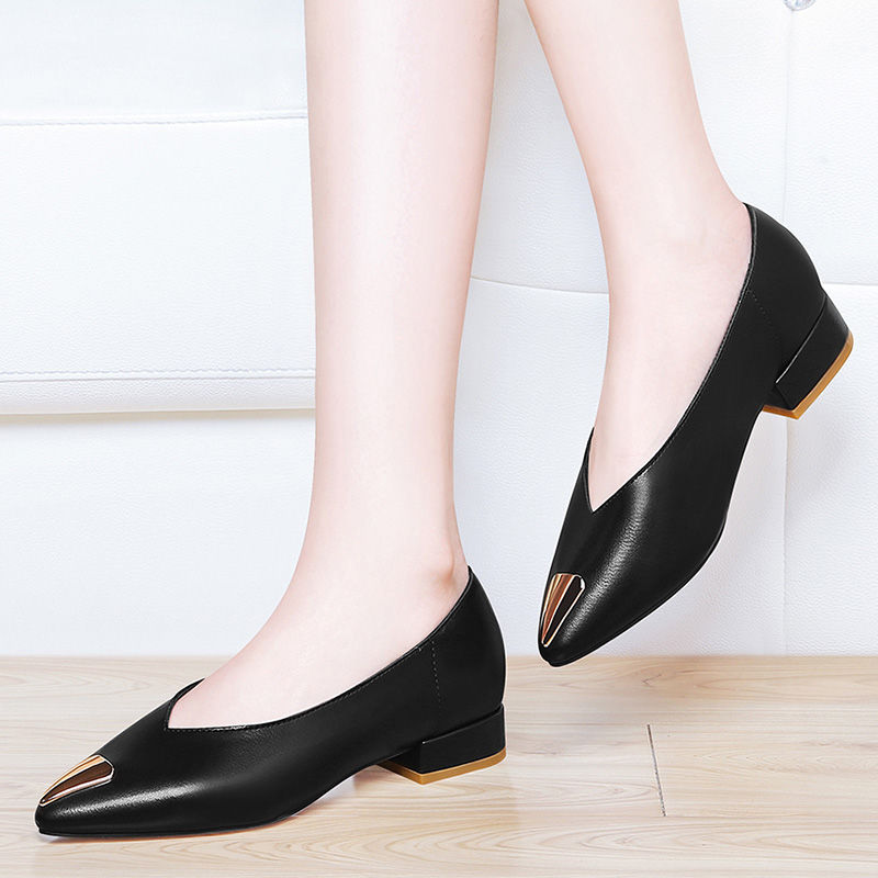 国庆节，别再穿凉鞋了，18年流行“粗跟女鞋”，时髦洋气显腿长