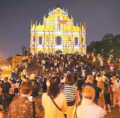 “庆祝新中国成立70周年大型灯光秀”在澳门上演