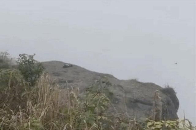 湖南年轻女孩在四川峨眉山景区跳崖自杀身亡，游客多方劝阻无果