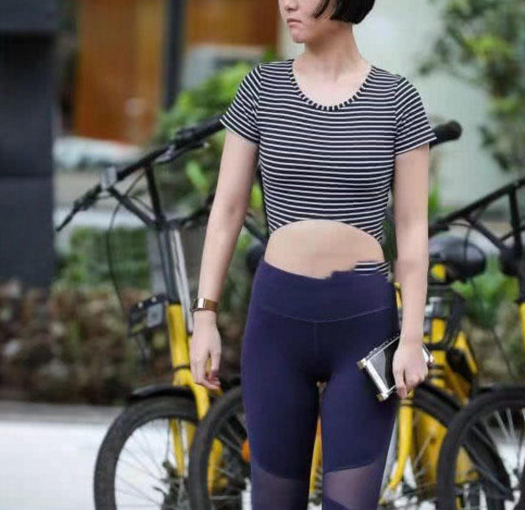 36岁小阿姨紧身衣秀，小蛮腰身材苗条值得一看