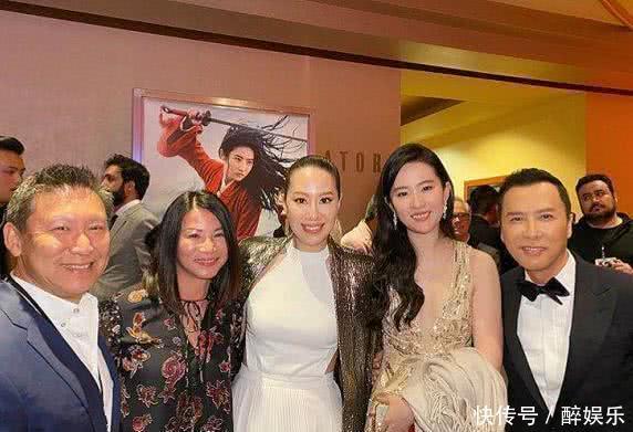  『手环』甄子丹一家四口全副武装现身返港，被戴追踪手环接受强制隔离