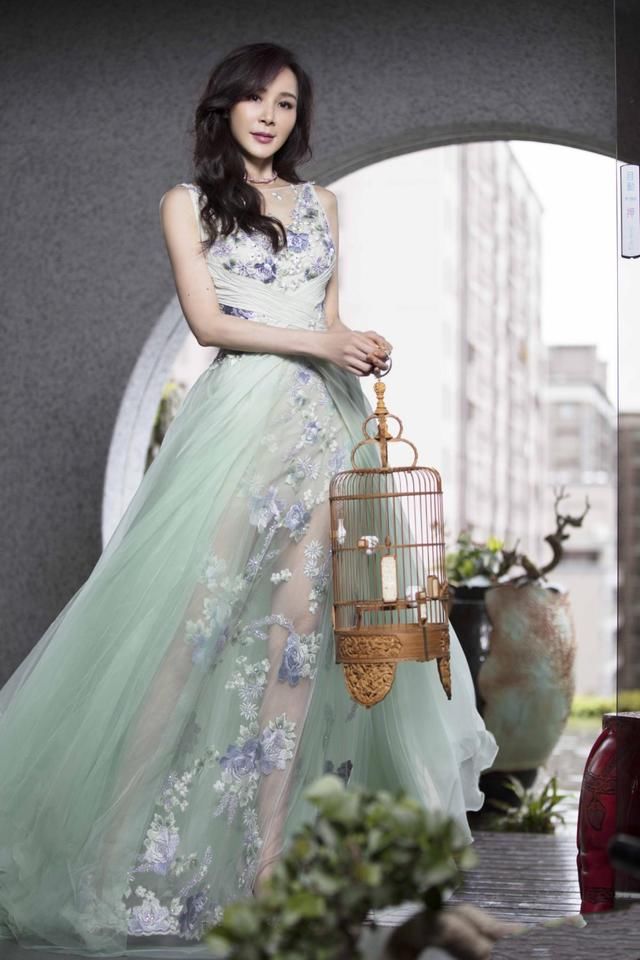 波点纹■52岁依然保持好身材,性感穿搭艳压众人,台湾“第一美女”萧蔷