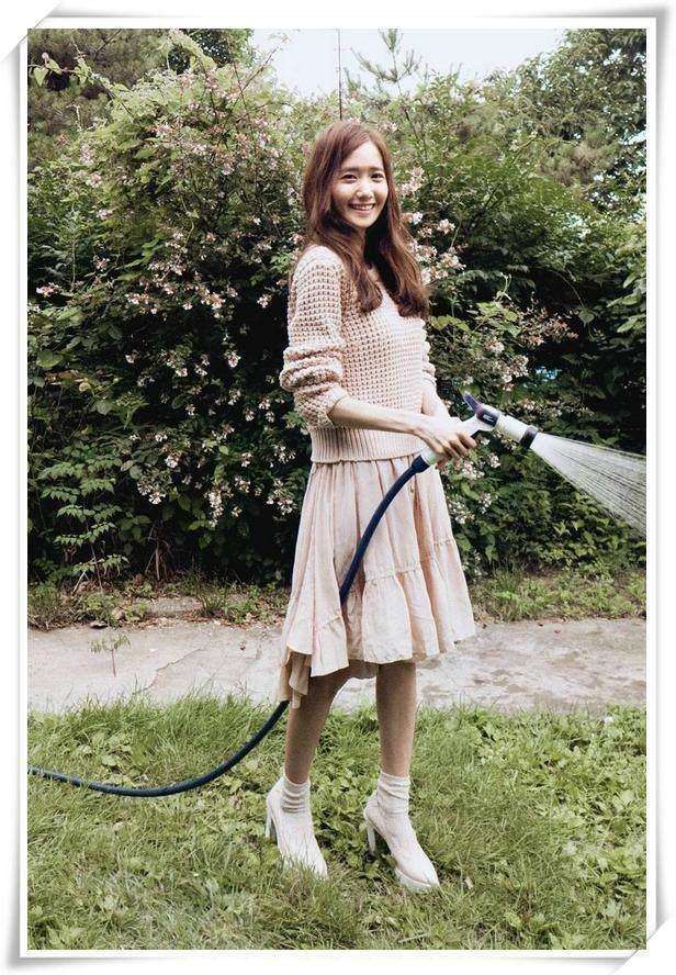 林允儿太个性！穿一条蕾丝睡衣就走红毯？网友：韩星的时尚我不懂