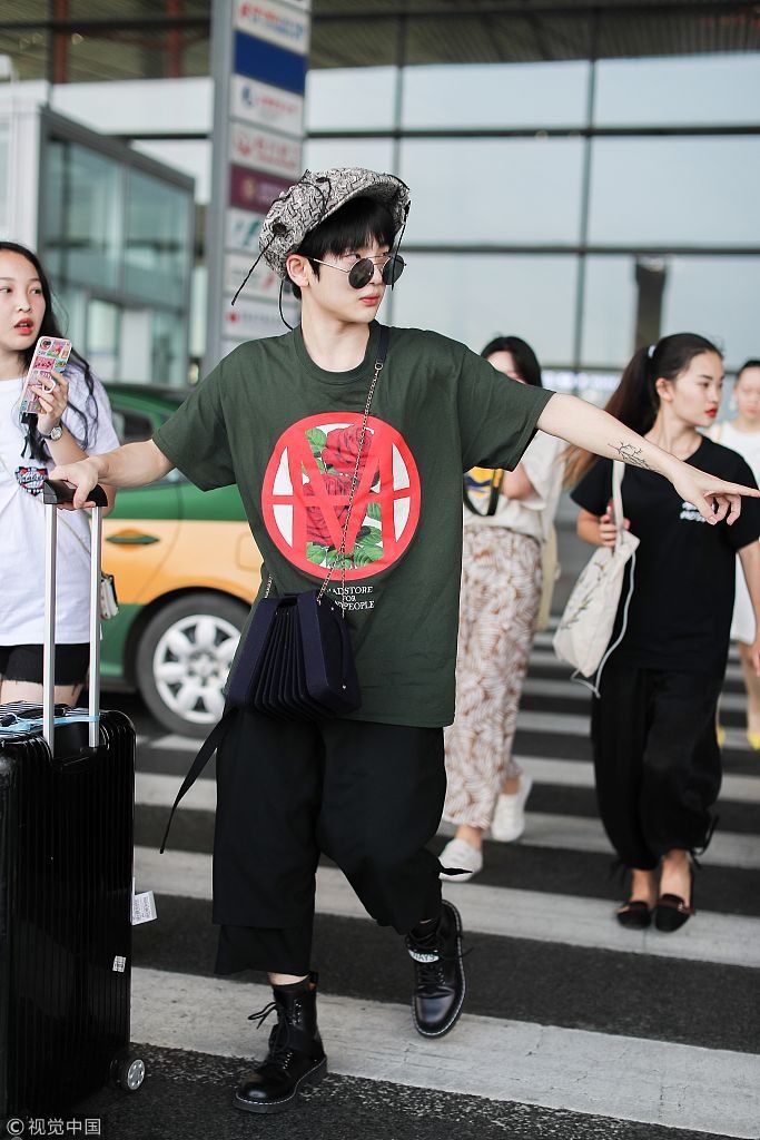 穿的裙子？周震南腰系黑衣给人错觉  过马路大手一挥护粉丝男友力