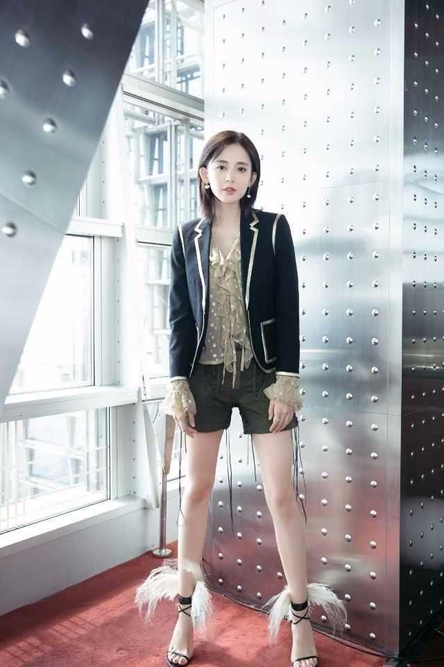 女星撞衫，戚薇极具神秘感，娜扎干练大气，刘嘉玲臃肿老气！